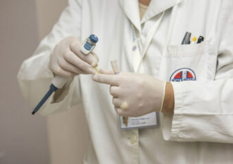 Médico experiente, mãos experientes